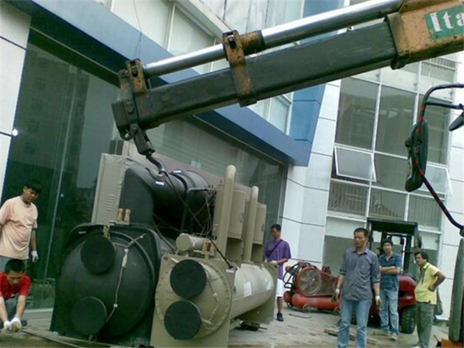 罗平县随车吊和汽车吊的核心区别是什么？哪种更省钱？